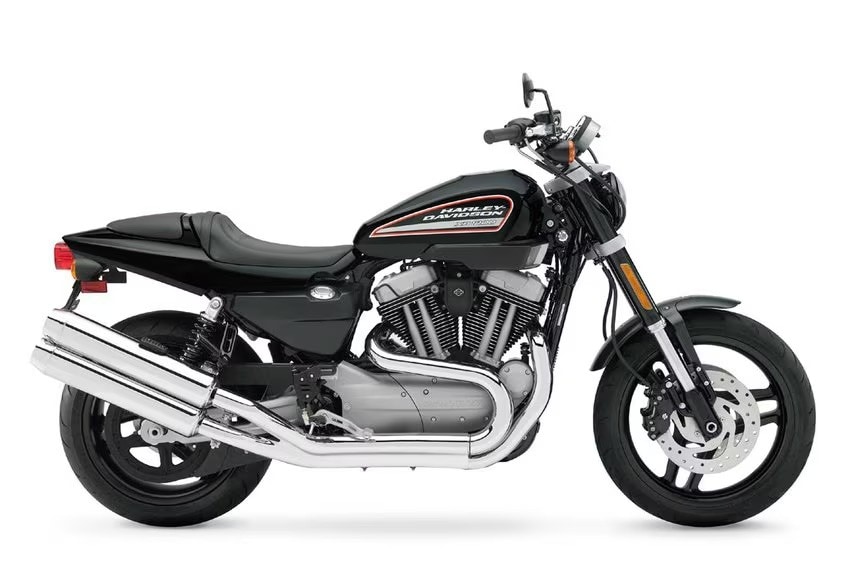 <div class='descrGalleryTitle'>XR 1200</div><div class='descrGalleryText'><p>Come la V-Rod, <b>anche la XR 1200 del 2008 divise gli harleysti in due.</b> Non aveva elementi rivoluzionari nel motore, anzi l’architettura era piuttosto classica; ma voleva essere una <b>naked “all’europea”</b>, cioè più performante e maneggevole delle Sportster in un momento in cui le vendite di naked sportive di tutti i tipi stavano esplodendo nei principali mercati del Vecchio Continente. Esteticamente<b>, la XR 1200 si rifaceva a un grande classico americano, la XR 750 da flat track </b>nata a inizio Anni 70 (la moto da corsa più vincente dell’intera storia del motociclismo), richiamata anche grazie alla grafica sul serbatoio, e aveva senz’altro una bella personalità; per non parlare del motore ad aste e bilancieri rivisto in senso sportivo, con scarico 2-in-1-in-2 e un’iniezione più efficiente che lo portava ad erogare <b>90 CV con una zona rossa a 7.000 giri</b>: veramente sensazioni da Harley preparata, ma con una grande trattabilità. <b>Harley fu forse un po’ troppo coerente con questa impostazione “race-replica” </b>lasciando alla XR 1200 dotazioni piuttosto basilari, poche opzioni e finiture non all’altezza delle altre H-D: tre difetti che specialmente in patria non le vennero perdonati. La XR 1200 <b>viceversa piacque agli europei,</b> pur non essendo forse ancora “abbastanza sportiva” per i gusti dei motociclisti di allora. Un flop che entra quindi di diritto nel filone “ahead of its time”, arrivato <b>troppo in anticipo sui gusti dei motociclisti</b> e soprattutto scomparso troppo presto: Harley la tolse dai listini già nel 2012, dopo soli quattro anni dal lancio.&nbsp;&nbsp;<b>Oggi avrebbe sicuramente molte più chances.&nbsp;</b></p>
</div>